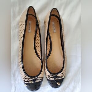 Geox Sz. 41 Tan and Black Ballet flats with bows.